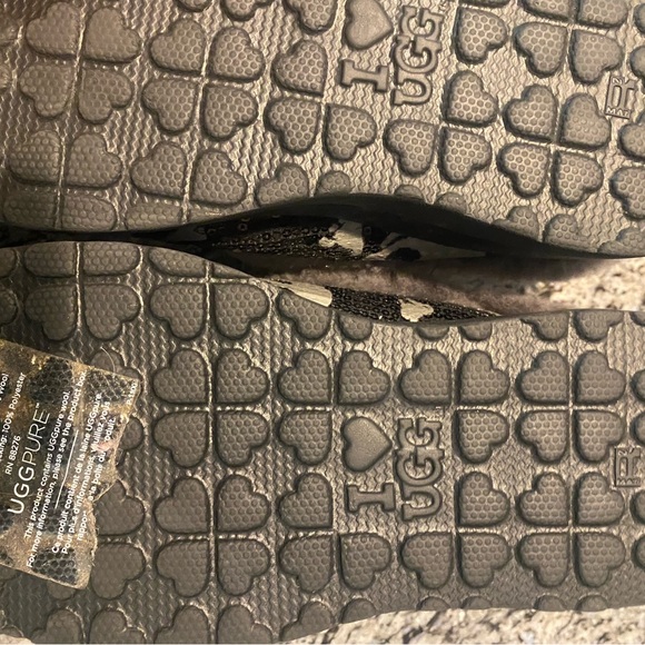 UGG Women’s Skull Slippers 7 - Picture 2 of 4